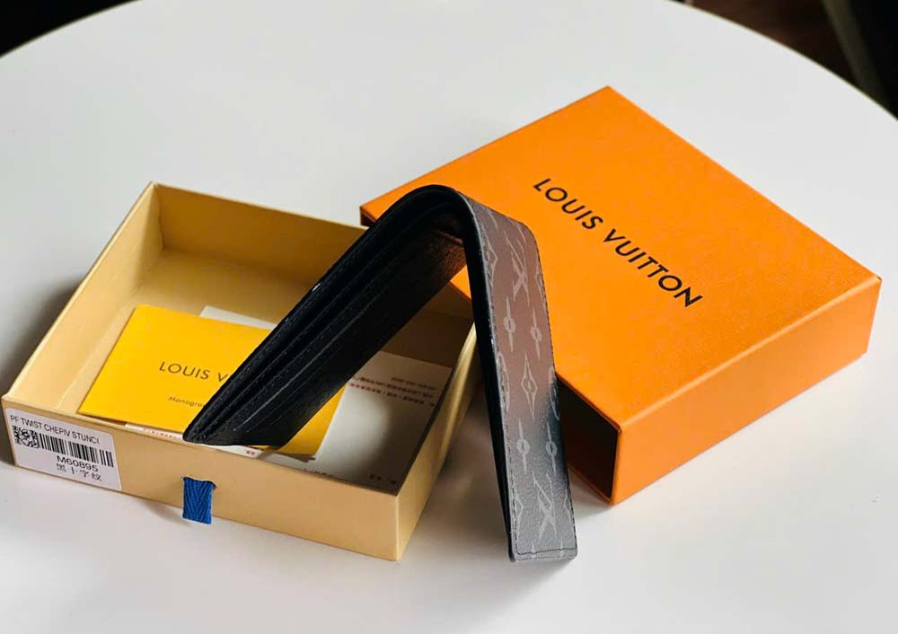 Custom Louis Vuitton Aerogram Multiple Wallet - Image 2