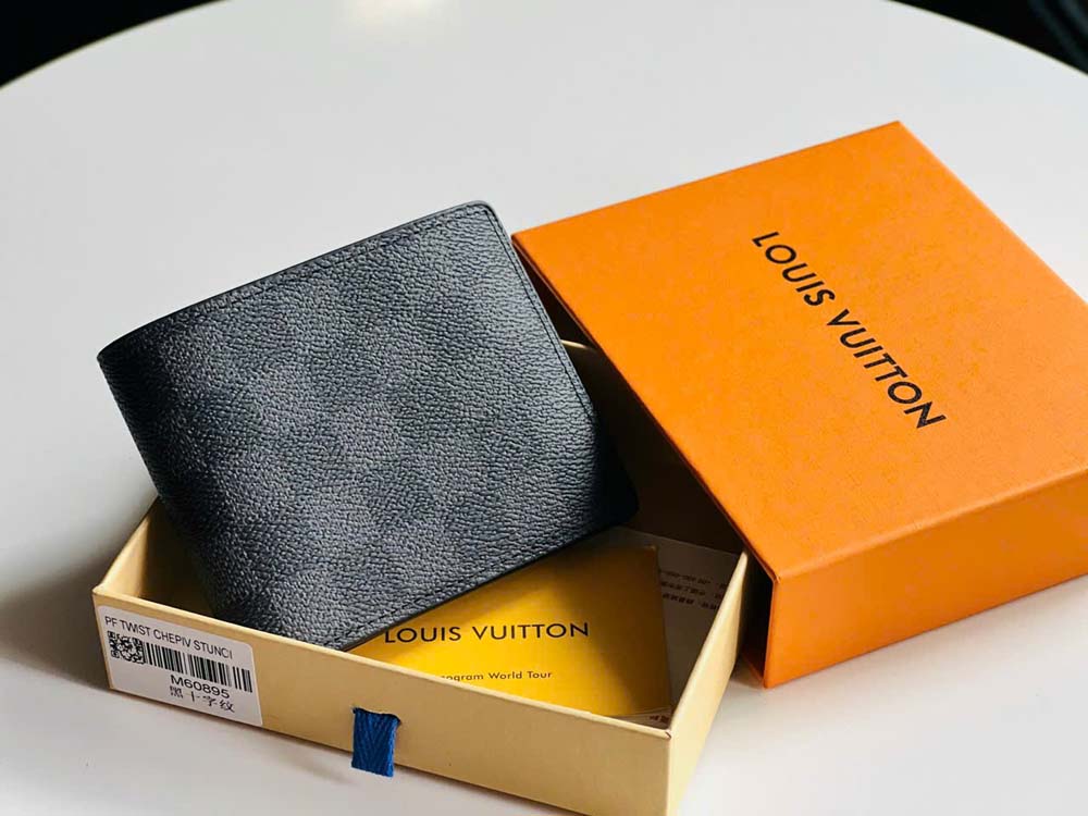 Custom Louis Vuitton Aerogram Multiple Wallet - Image 4
