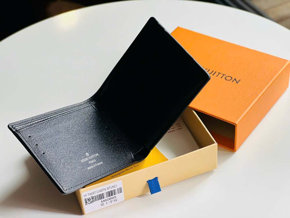 Custom Louis Vuitton Aerogram Multiple Wallet - Image 5