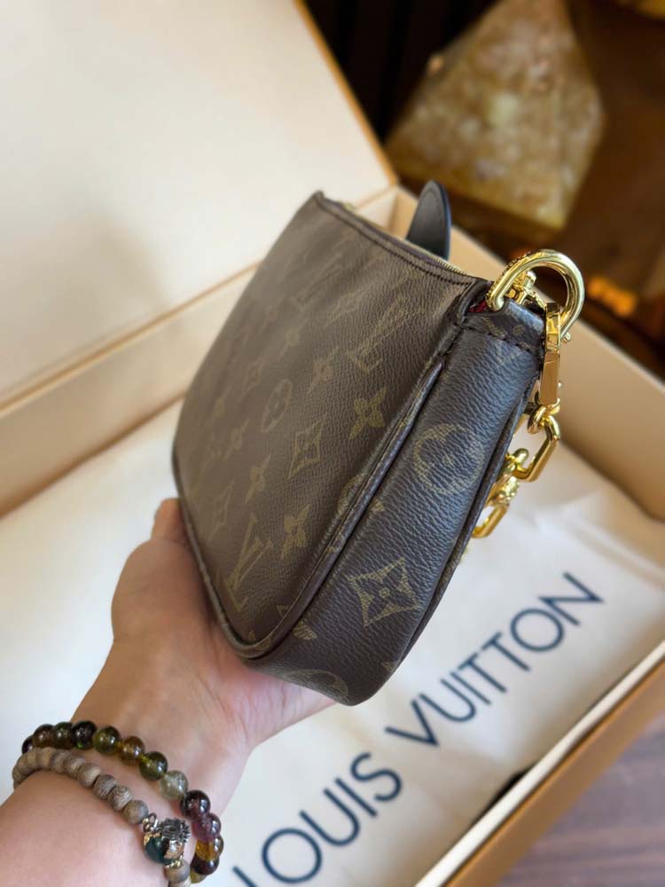 Custom Louis Vuitton Pochette Accessoires Monogram - Image 9